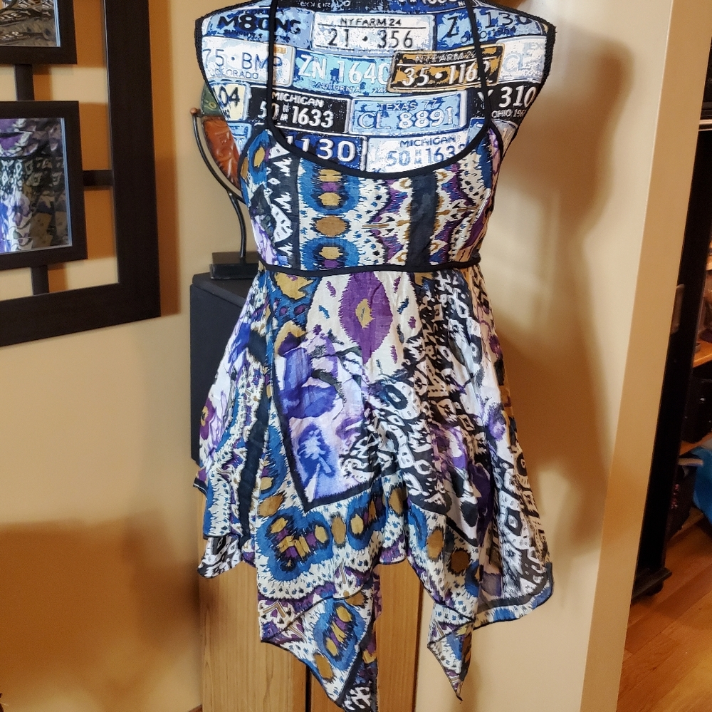VIBRANT PATTEN HANDKERCHIEF HEM TANK TOP!